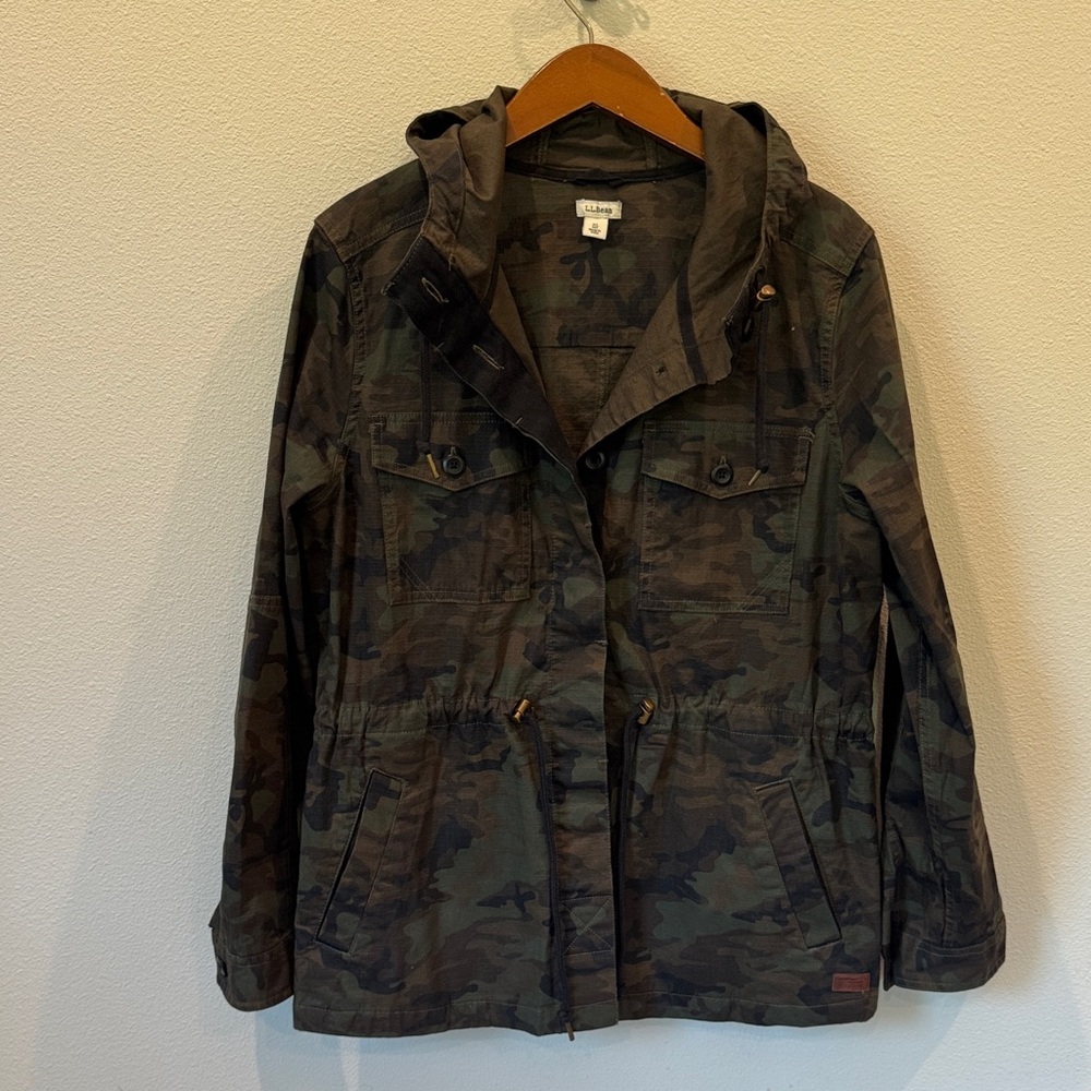 LL Bean !!never worn!! Green Camo Utility Jacket with hood